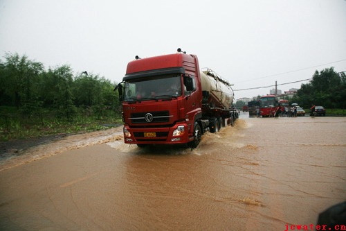 我市遭遇特大暴雨襲擊