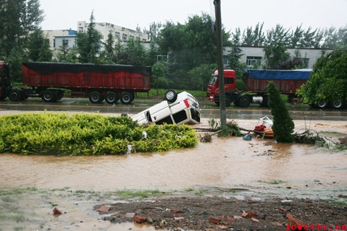 我市遭遇特大暴雨襲擊